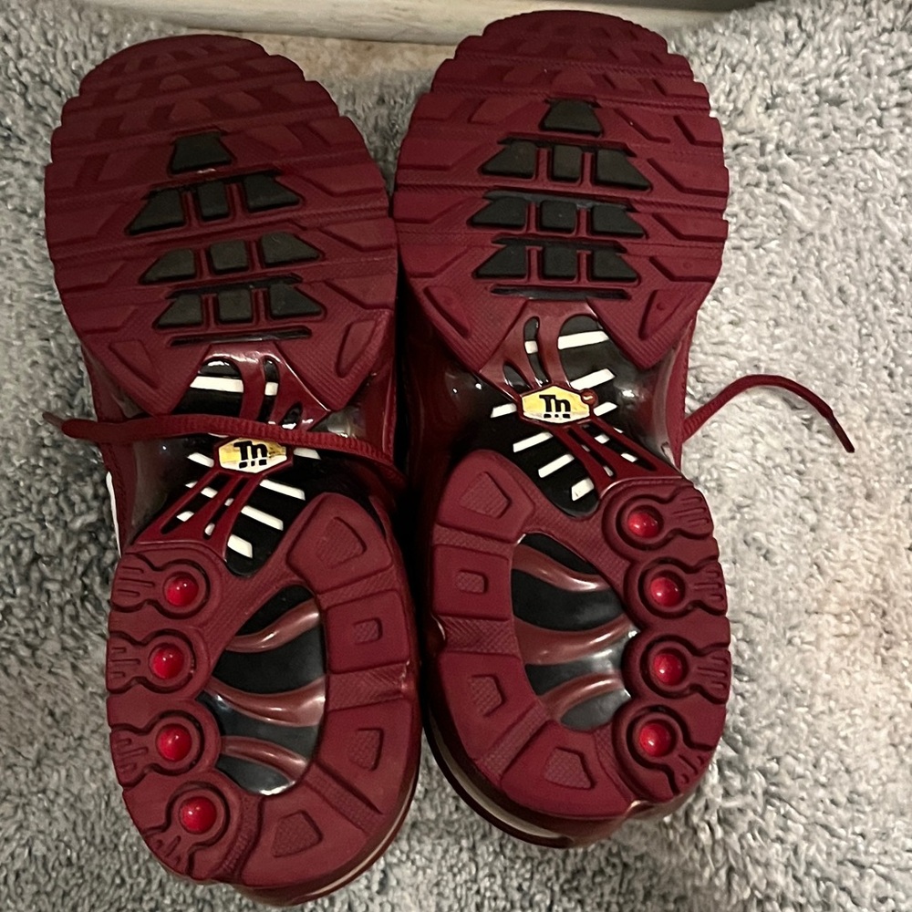 Nike Air Max burgundy in color - Picture 5 of 7